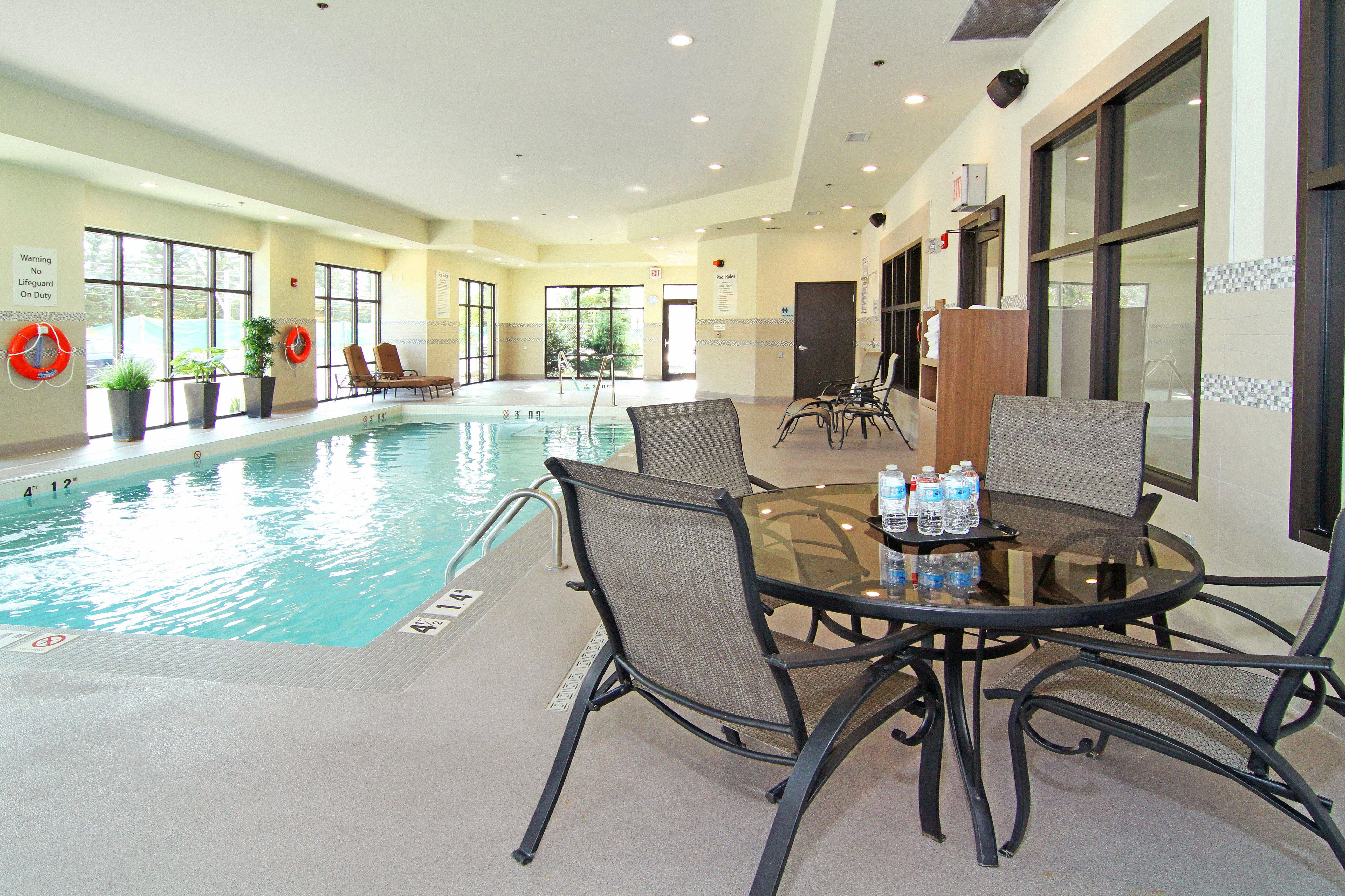 Holiday Inn Express And Suites Calgary University By Ihg Exteriör bild